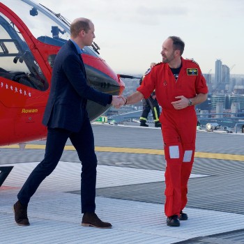 HRH Duke of Cambridge shakes pilots hand