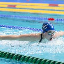 London students swimmer